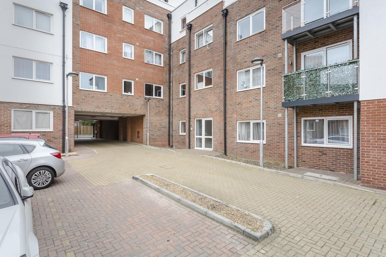 1 Bed Apt Sleeps 4 Luton  Exterior photo